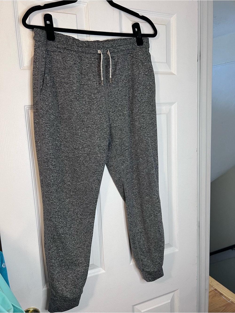 #733 Vuori Boyfriend Sweatpant Heather Grey DreamKnit Joggers Small EUC